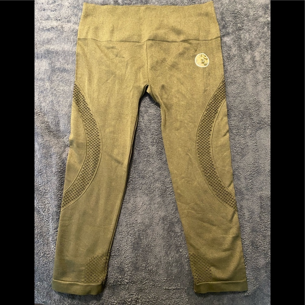 Girls Who Lift leggings-medium EUC